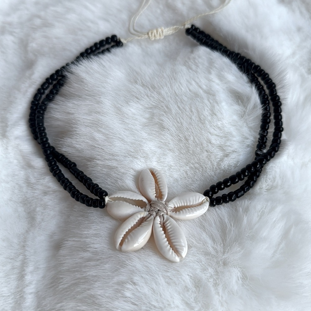 Elegant Shell Pendant Necklace NEW 🏷️ - Picture 3 of 3